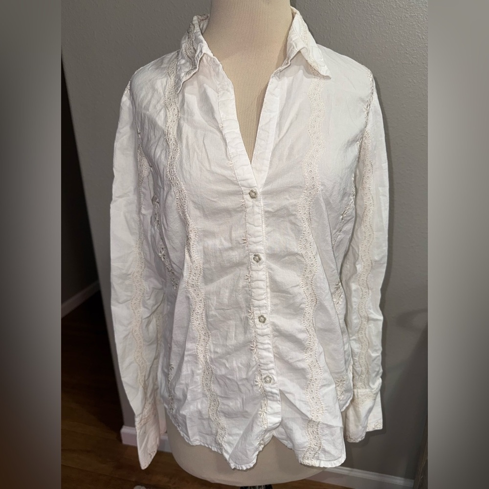 Johnny cotton button down white blouse with white embroidered flowers size 3